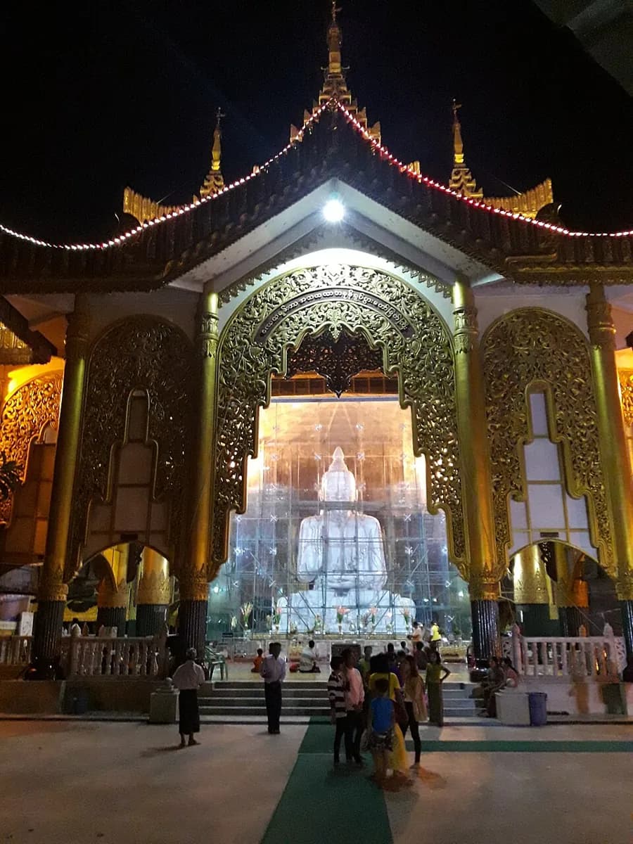 Temple du Bouddha Kyauktawgyi, Yangon