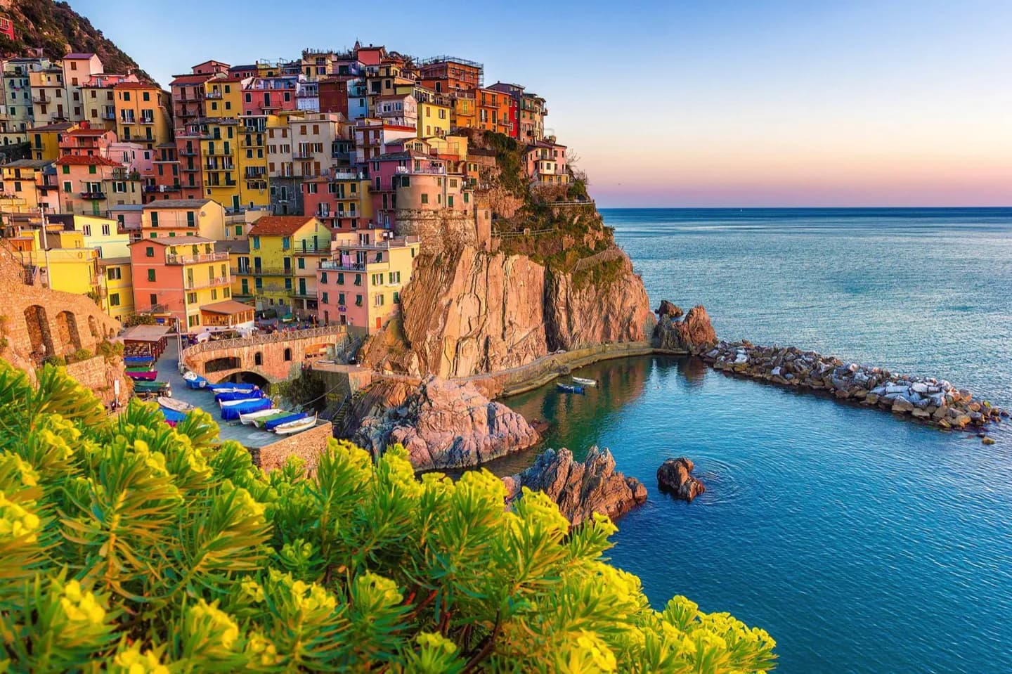 海岸的露台和当地工艺品