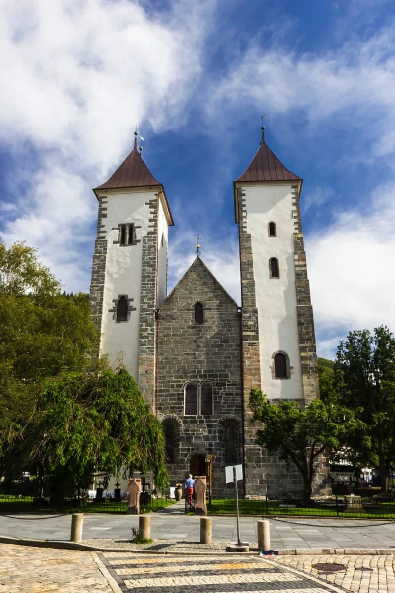 Bergen’s harbour, hills and landmark sights