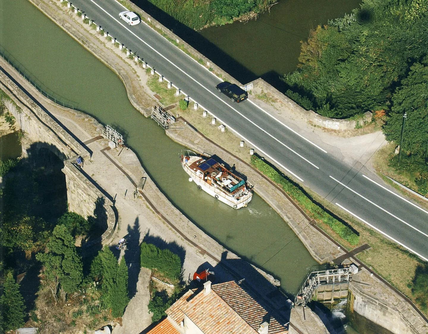 Aqueduc frais et serrures appariées