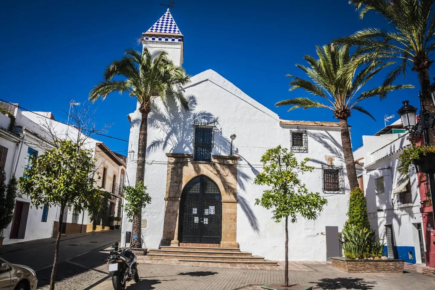 A cidade velha de Marbella e os marcos costeiros
