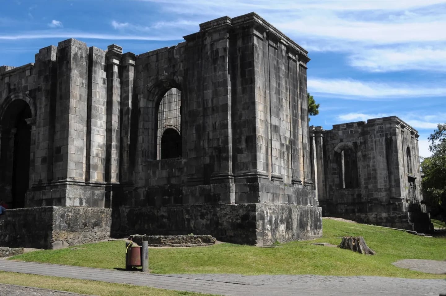 Basilique Cartago et volcan Irazú