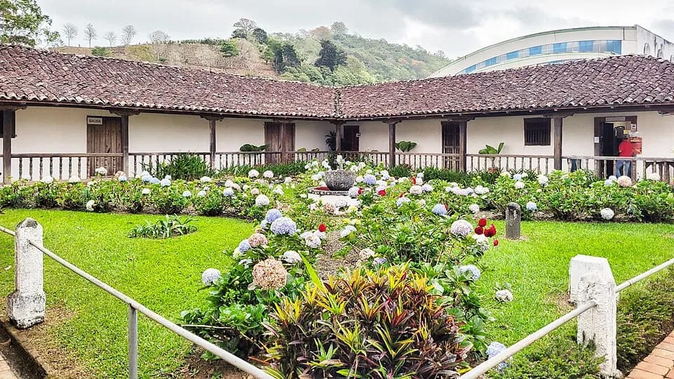 Forêt de la vallée d'Orosi et patrimoine colonial