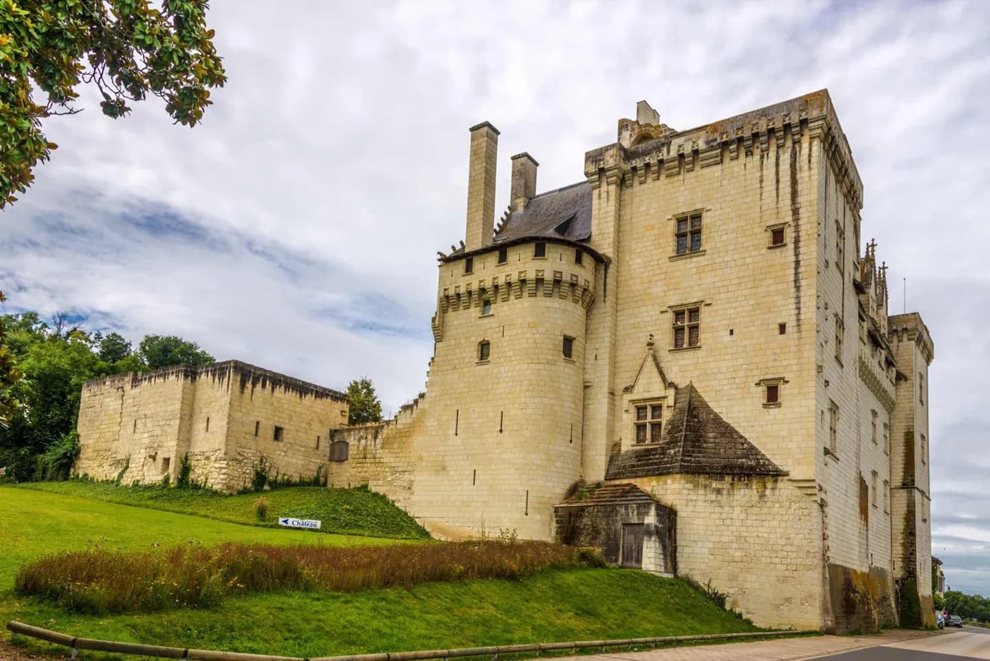 Por que o Château de Montsoreau foi construído à beira do rio?