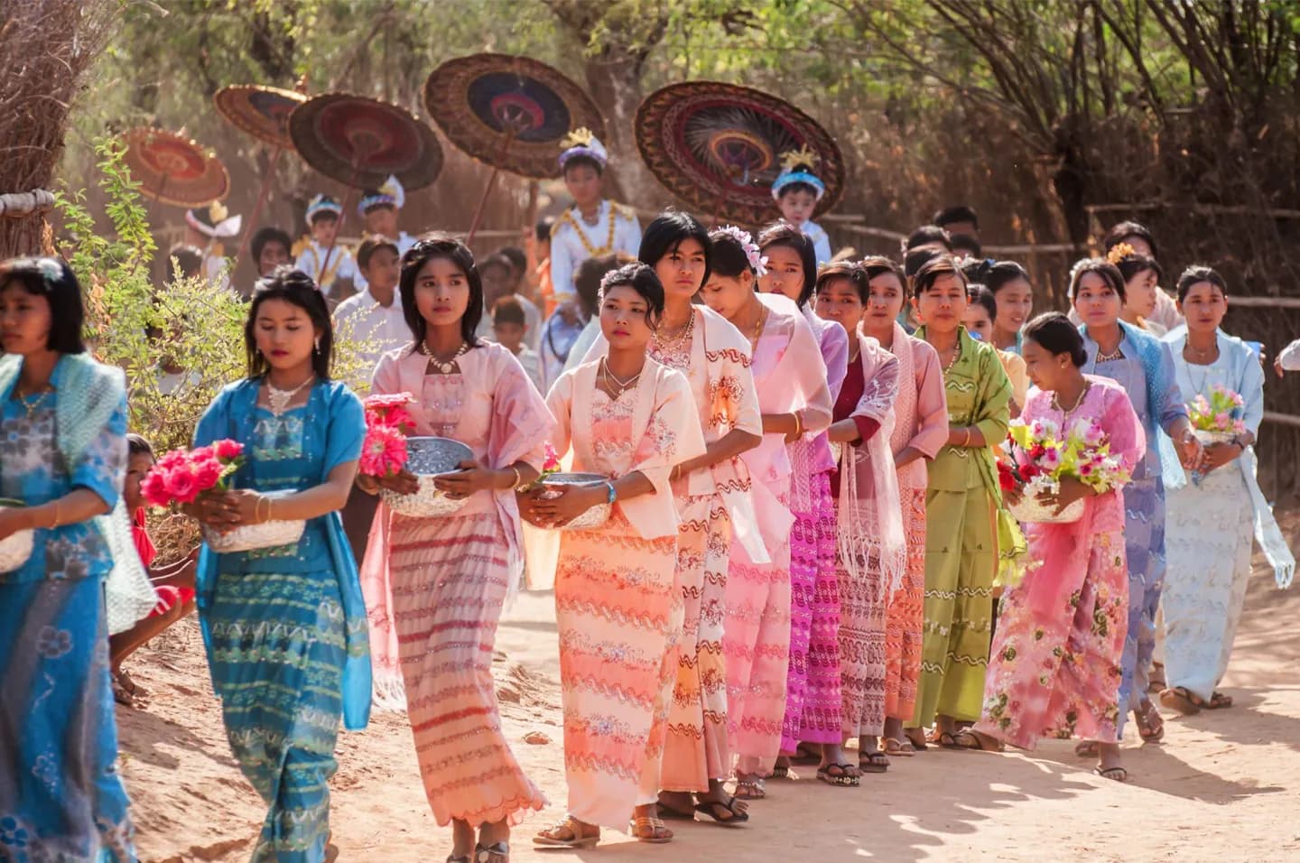 Saludos y vestimenta en Myanmar