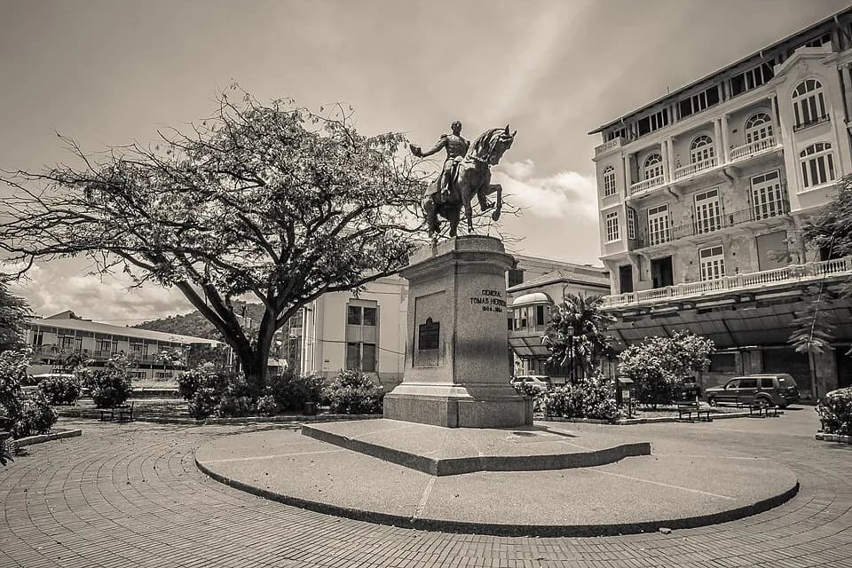 Casco Viejo: plazas, craft and canal stories