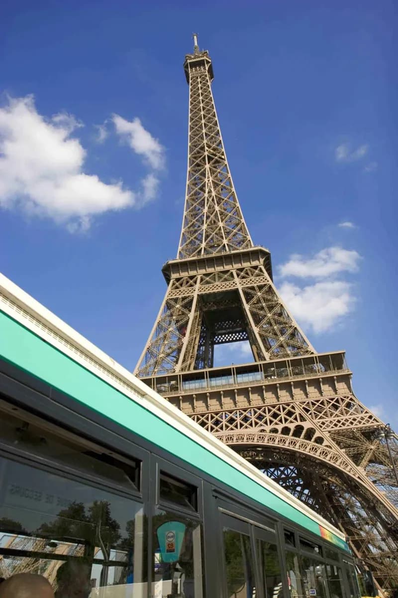 Mit Bussen in Paris