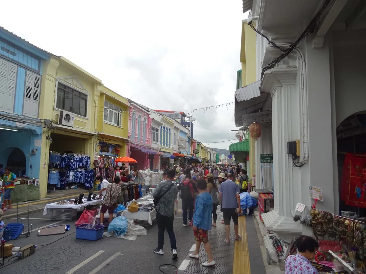 Calle peatonal del domingo de Phuket