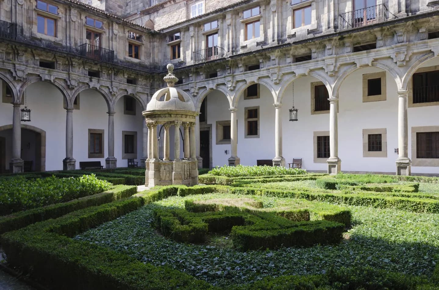 Catedral de Santiago, Praças e Cultura