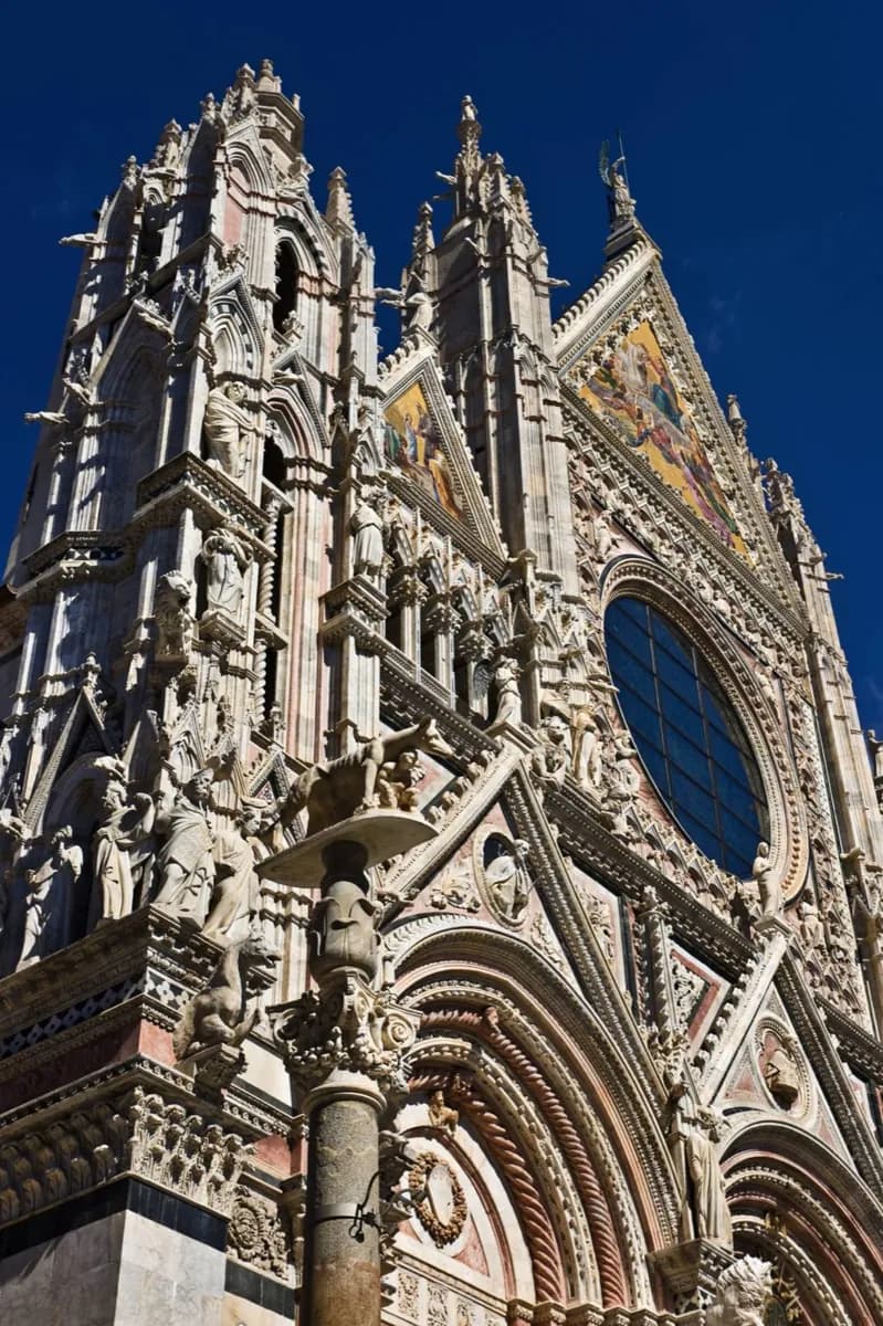 Die Fassade der Kathedrale von Siena lesen