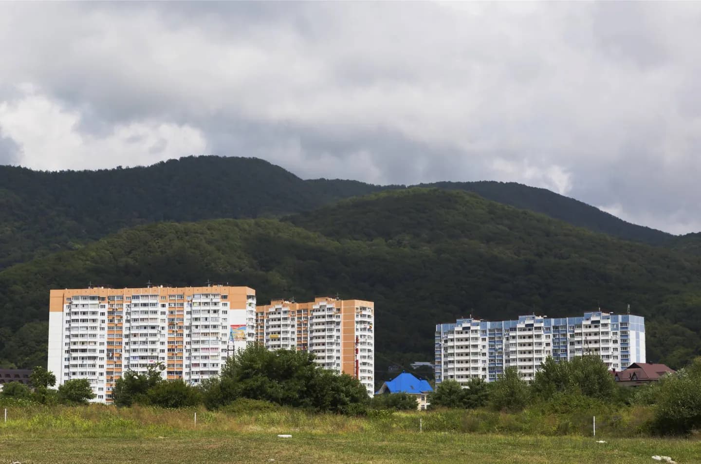 Küste, Flüsse und Berge