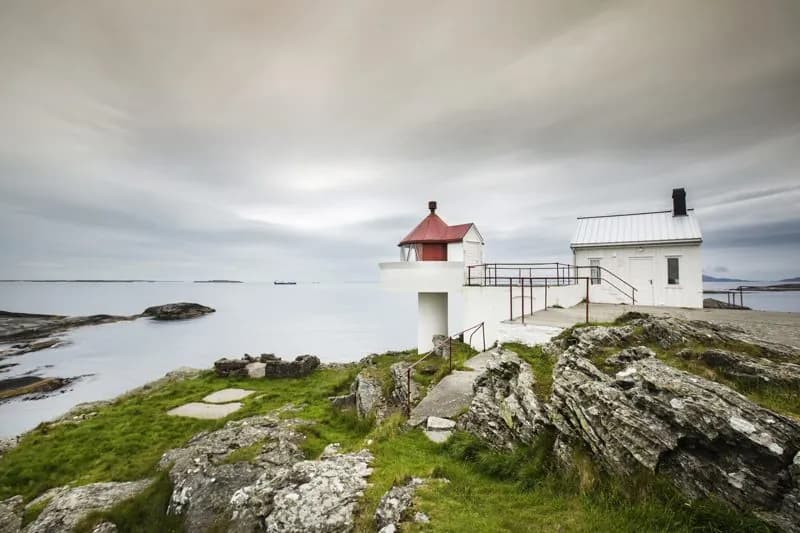 Fjøløy lighthouse shore