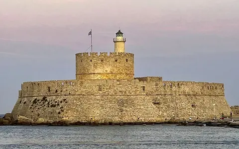 Forte Mandraki para Elli Beach e o aquário