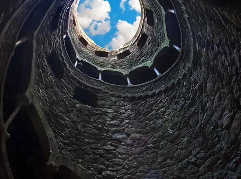 Quinta da Regaleira: Palácio e Terrenos Simbólicos · 2