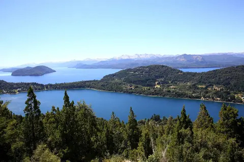 Lendo os Lagos e Montanhas de Nahuel Huapi · 2