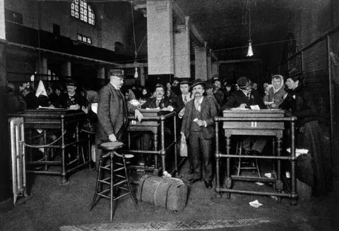 Wie die Einwanderungsgesetze Ellis Island verändert haben