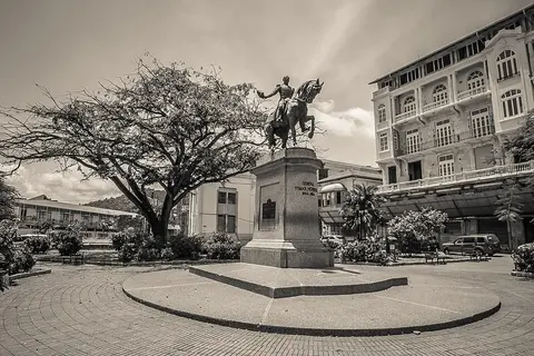 Casco Viejo: plazas, artesanías y historias de canales