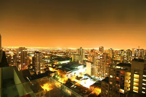 Les contrastes urbains modernes de Santiago · 2
