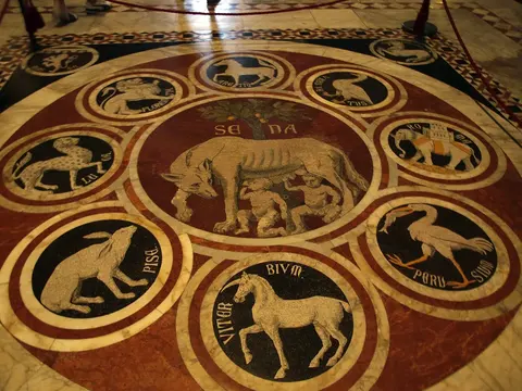 O piso de mármore da catedral com incrustações decorativas · 2