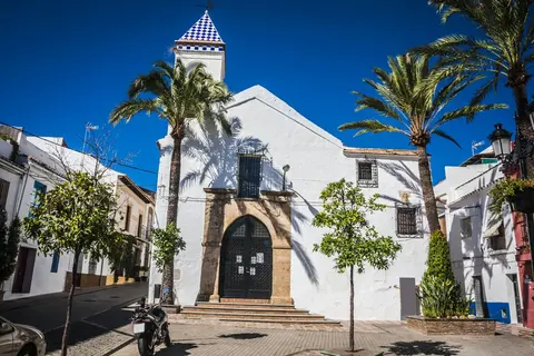 El casco antiguo de Marbella y los puntos de referencia costeros