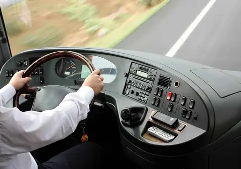 Mit dem Bus und der Kreuzfahrt