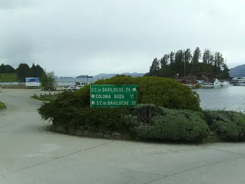 Puerto Pañuelo lakeside pier