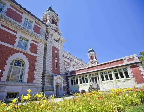 Pourquoi Ellis Island traverse une ligne d'État · 2