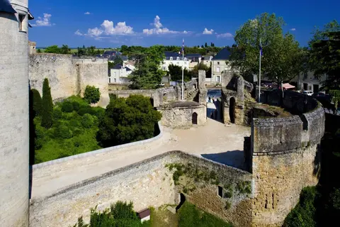 Por que Montreuil-Bellay precisava de muros tão fortes? · 2