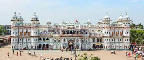 Los patios del templo de Janakpur y los estanques sagrados