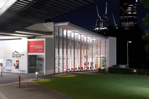 Explorando la escuela de arte de South Bank, la historia marítima y la orilla del río