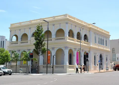Galería Perc Tucker, Museo de los Trópicos de Queensland y The Strand