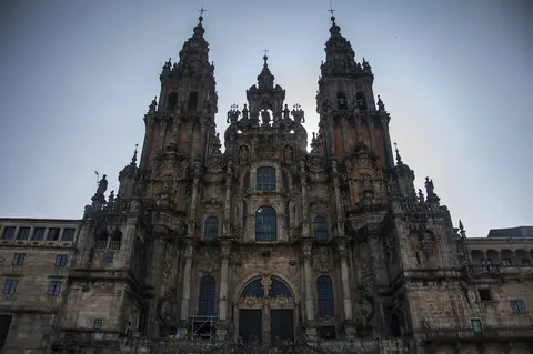 El casco antiguo de Santiago y las plazas cívicas · 2