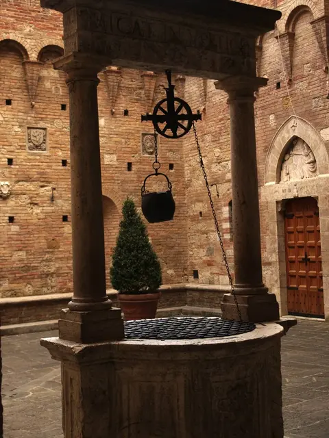 Palazzo Chigi-Saracini · 2