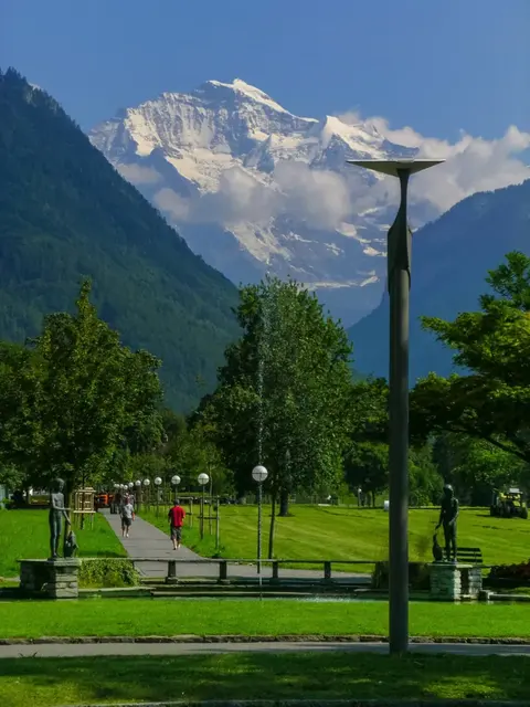 Vor dem Resort: frühes Interlaken · 2