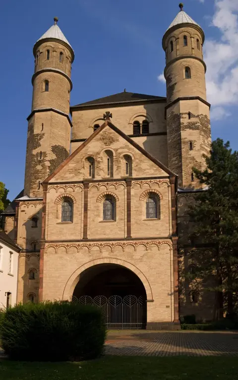 Kirche St. Pantaleon · 2