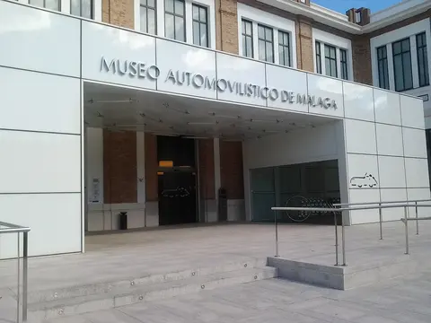 Автомобильный и модный музей