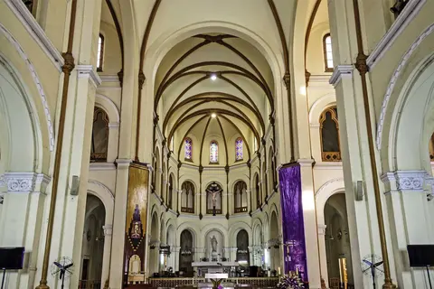 Quartier de la cathédrale, histoire de la guerre et chemins de jardin