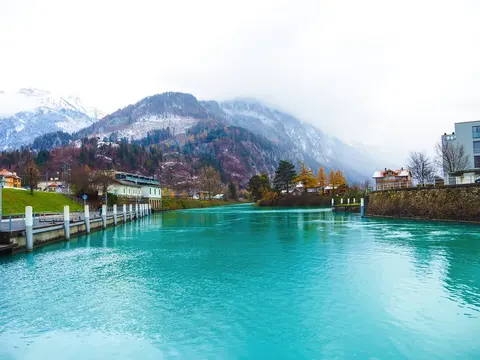 Vor dem Resort: frühes Interlaken