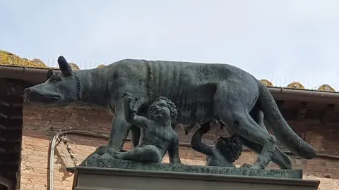 El corazón cívico de Siena desde Tolomei hasta Mercato
