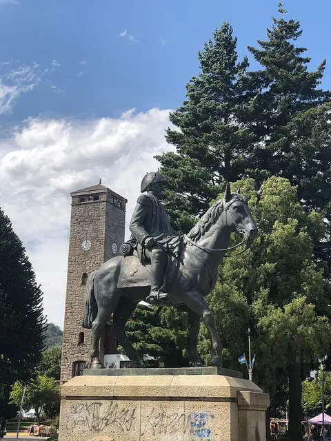 San Martín : la place de la ville, le musée et la rive du lac Lácar