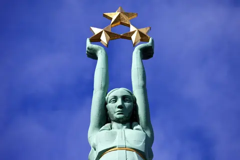 Freedom Monument · 3