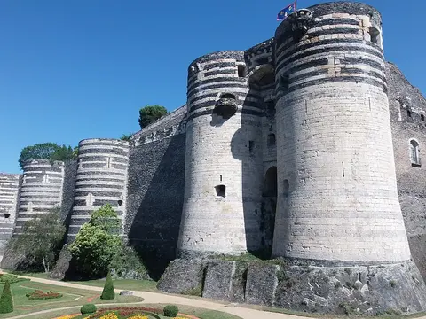 Крепость Анже, скульптура и камень