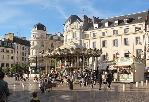 Orleans desde la plaza de la ciudad hasta el Loira